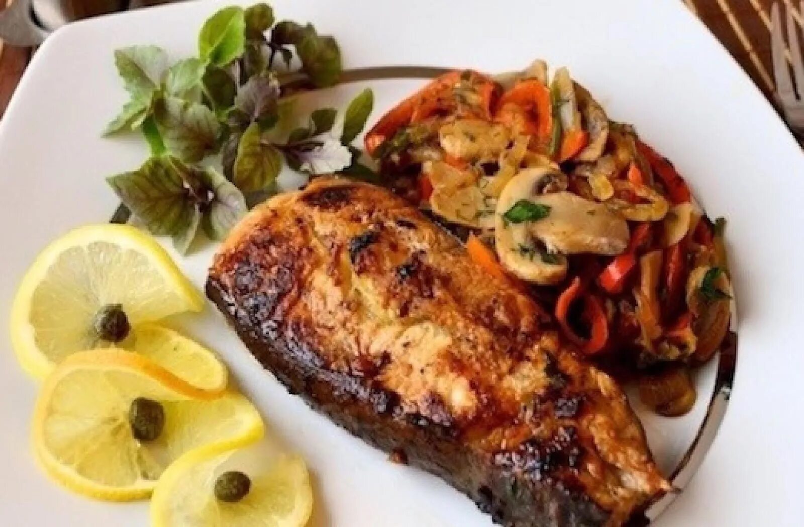 Блюда из сома рецепты. Стейк из сома. сом запеченный с овощами. стейк сома с овощами. стейки сома в духовке.