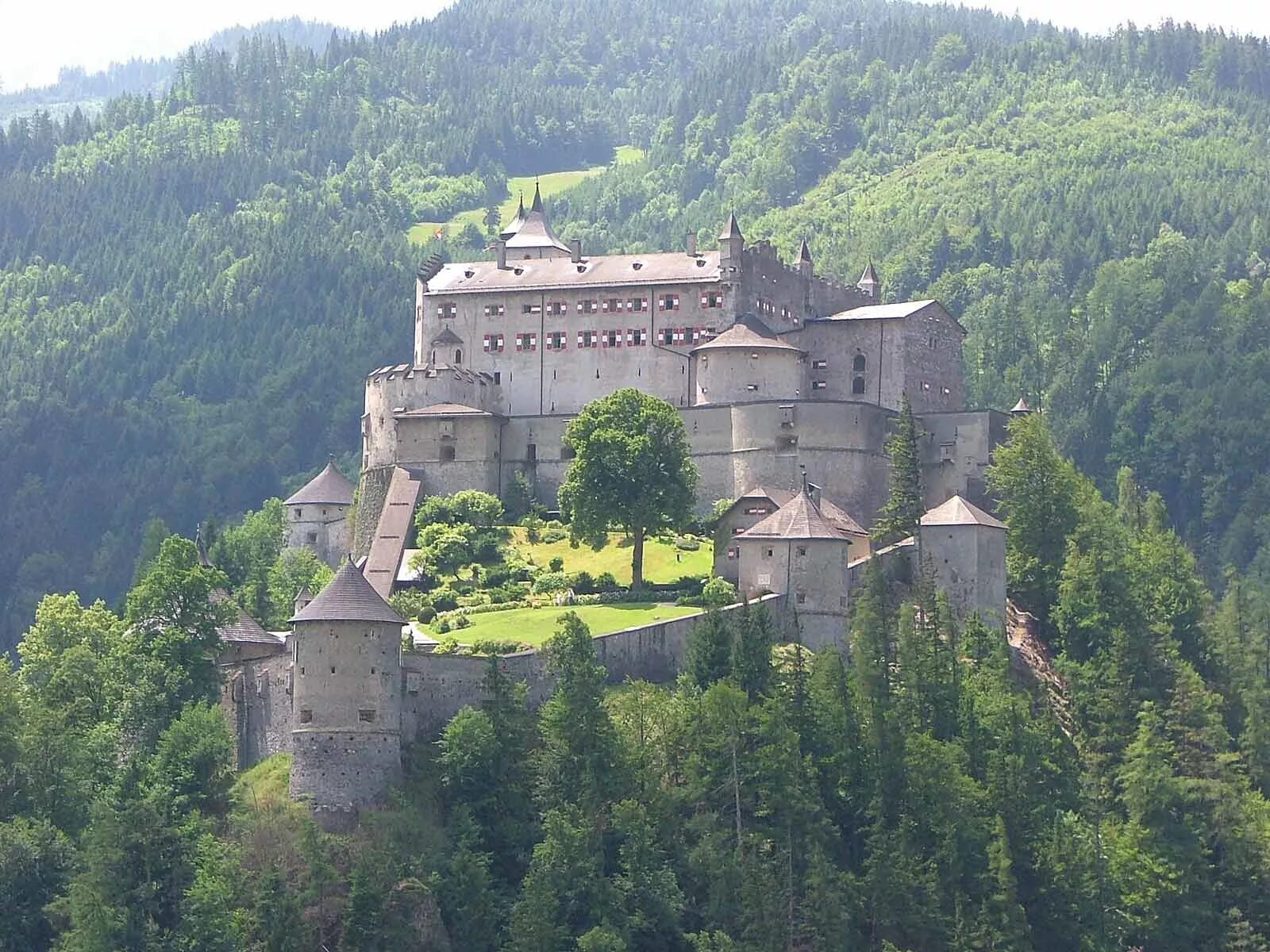 Самый крупный монастырь в европе. Замок Хохостервиц Австрия. Замок Хоэнверфен Австрия. Замок Гохостервитц Австрия. Замок Хохостервиц в Каринтии.