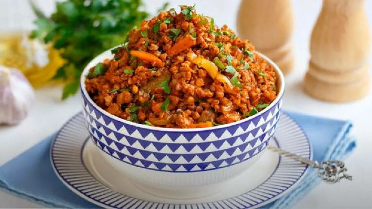 Как вкусно приготовить гречку с фаршем. Гречневая каша по-купечески. гречка по купечески. гречка по-купечески с фаршем. гречневой каши по купечески.