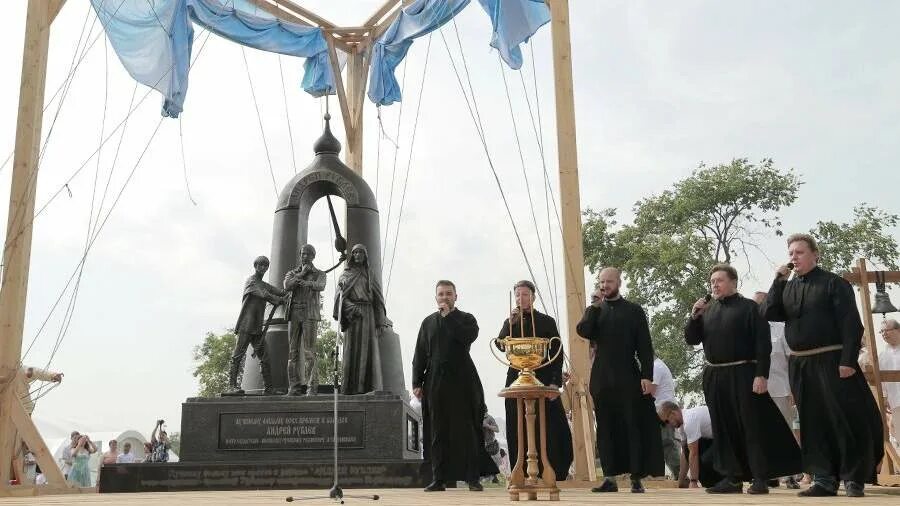 Памятник тарковскому. Памятник Тарковскому Суздаль. Памятник Андрею Тарковскому в Суздале. Памятник Тарковскому достопримечательности Суздаля.