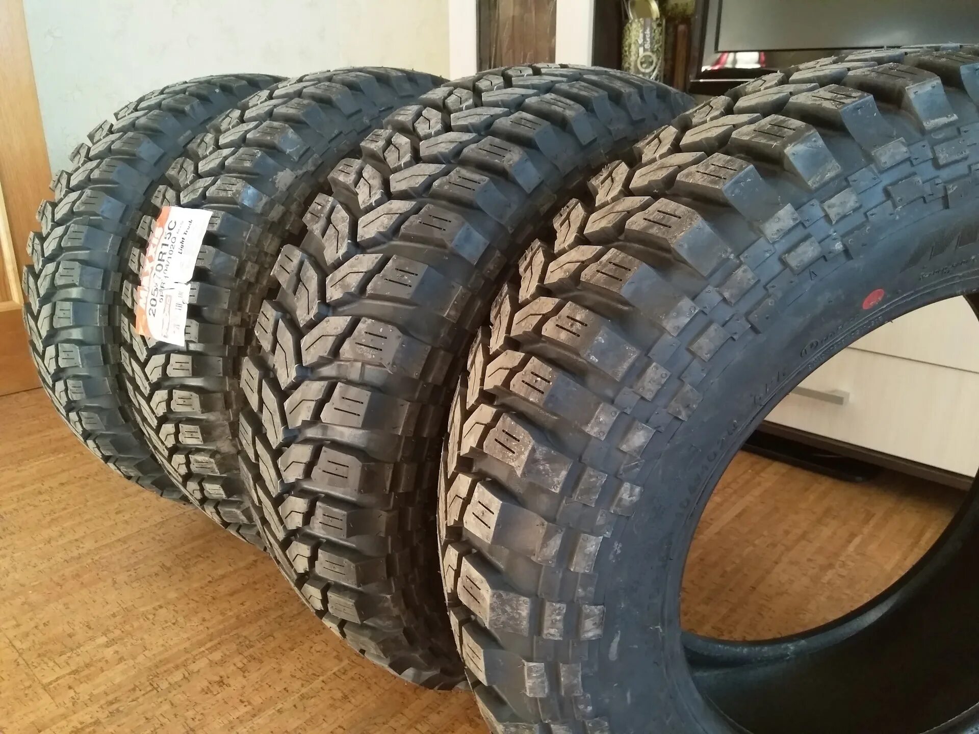 Купить шины на 15 на 70. 205/70 R15. Шины АТ 205/70 r14. Шины 205/70 r15 внедорожные. Внедорожная резина Континенталь r15.