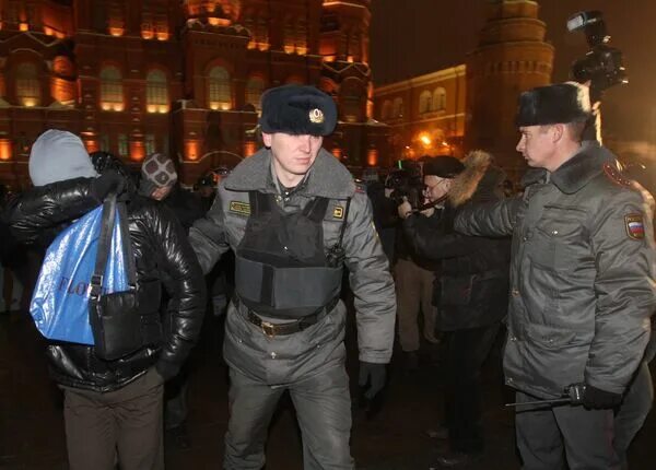 Усиление мер безопасности в москве. Манежная площадь 2011 беспорядки. Манежка 2010 беспорядки. Беспорядки на Манежной площади 2010. Беспорядки на Манежной площади.