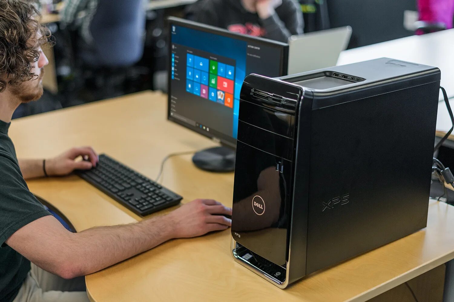 Компьютер для совместного использования в сети. Dell PC 2022. Dell XPS Special Edition. Офисный компьютер. Компьютер в офисе.