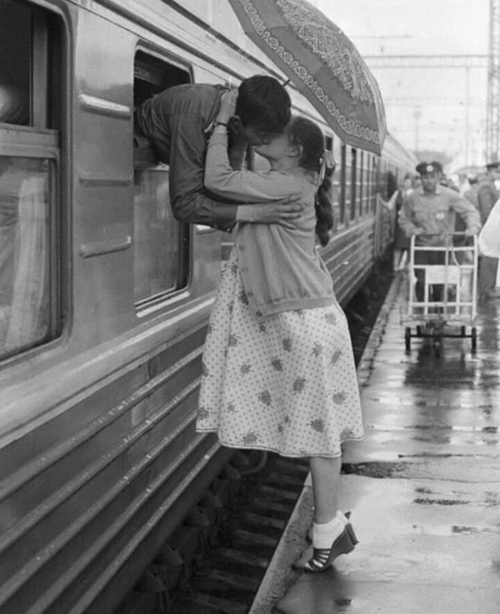 Встреча на вокзале. Поцелуй на вокзале. Прощание на вокзале. Влюбленные на вокзале.