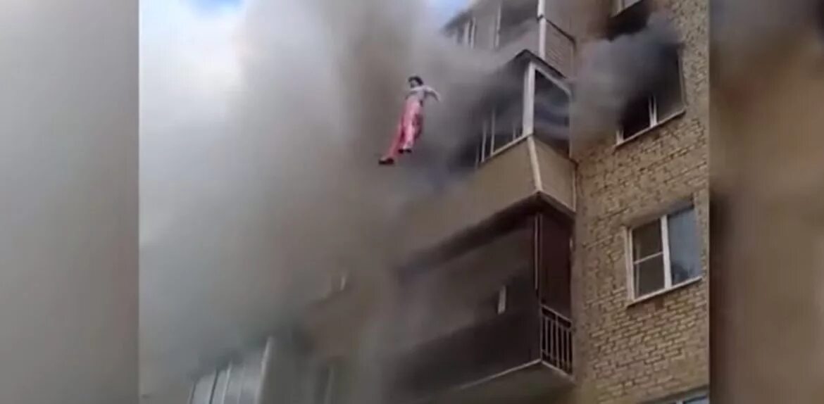 Человек пытается выпрыгнуть из окна. Человек пытается выпрыгнуть из окна. Прыжок с окна. Прыжок с окна. Прыжок из окна.