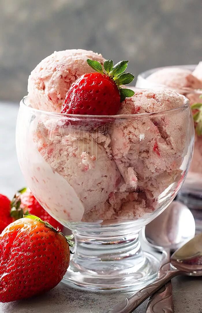 Strawberry ice cream machine девочка. Мороженое. strawberry ice. strawberry ice cream machine. мороженое из клубники.