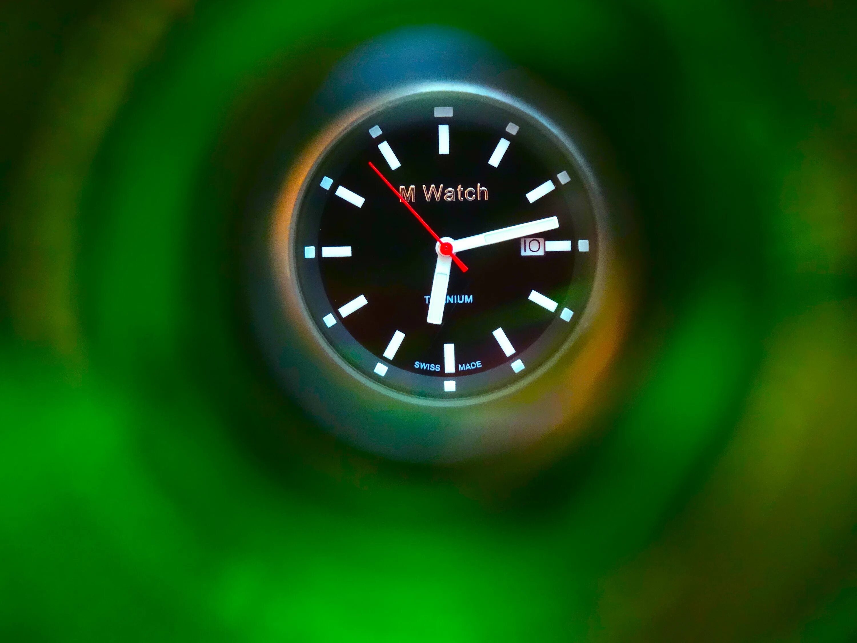 Сделай ярче в час. Часы и время. Часы яркая картинка. Современные часы на зеленом фоне. Атмосферные зелёные часы.