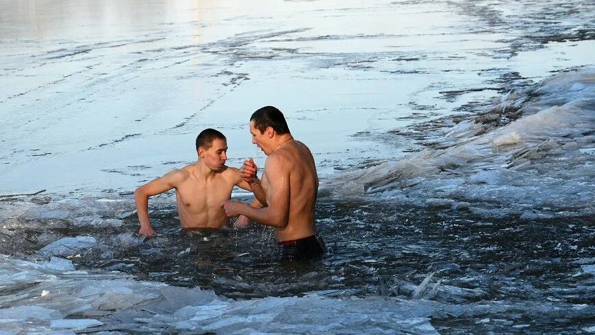 Женщины в мужской душевой. Девушки купают парней. Крещенские купания. Девушки купают парней. Девушки купают парней.