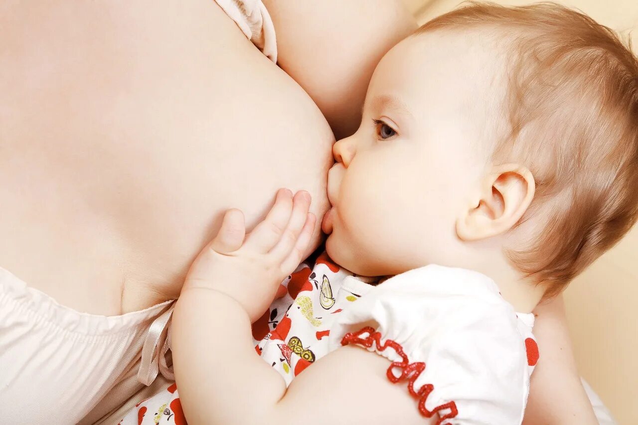 Лактация. Грудне вигодовування. Малыш и грудное вскармливание. Ребенок кормится грудью. Мама и малыш грудное вскармливание.