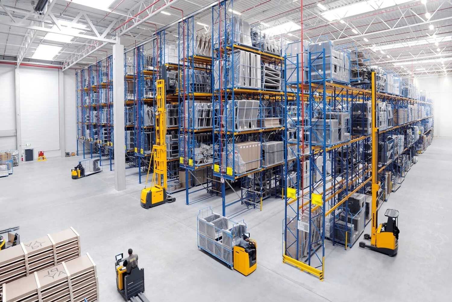 запасы на складе. технический склад. складской стеллажный комплекс (система r 4000). грузовой терминал. освидетельствование стеллажей.