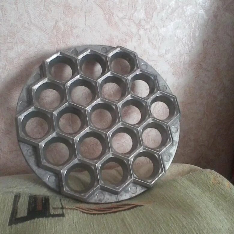Пельменница металлическая формторг. Пельменницы на продажу продаются с большими ножками. Пельменница кристалл. Пельменницы авито. Пельменница металлическая.
