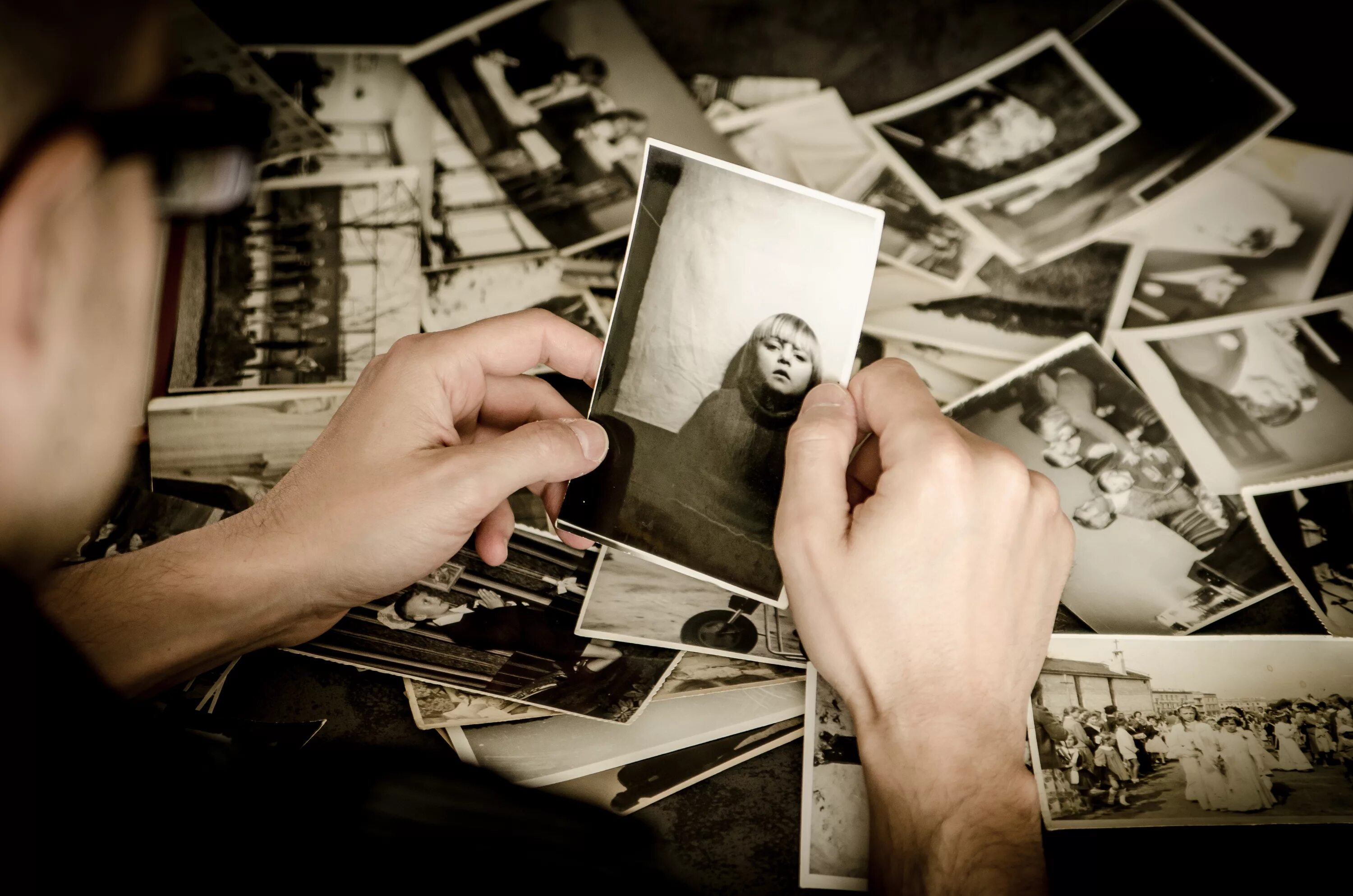 Старый фотоальбом в руках. Воспоминания фотокарточки. Воспоминания картинки. Память воспоминания. Обманы памяти
