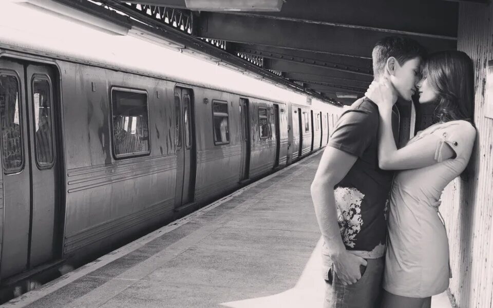 Алексис рене инстаграмм. Фотосессия на рельсах. Парень с девушкой на дискотеке. Возбуждение мужчины и женщины. Irina shayk 2011.