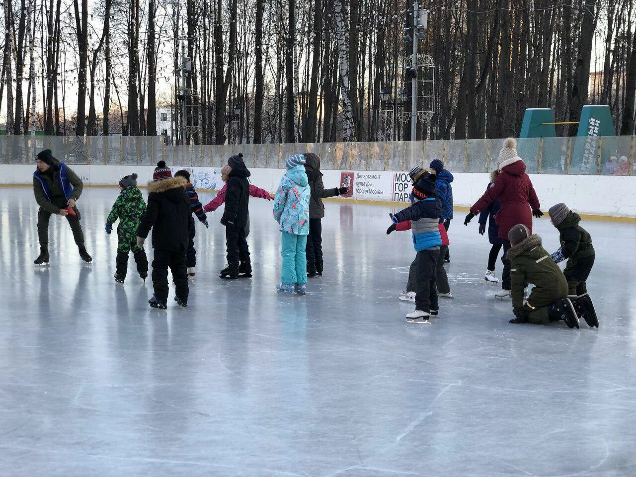 Метелица бабушкинский парк. Бабушкинский парк каток Метелица. Каток в Бабушкинском парке. Каток Метелица в Бабушкинском. Парк Бабушкинский Москва каток.