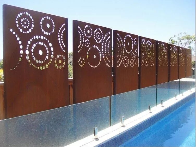 Ворота лазерной резкой. Забор из corten steel. кортен декоративные стальные панели. забор из металла с лазерной резкой. забор из перфорированного листа.