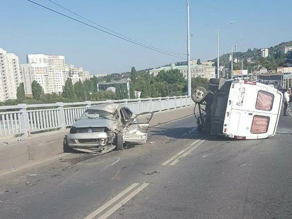 Саратов последние новости на сегодня события происшествия. Авария в Саратове на мосту Саратов Энгельс. Авария на мосту Саратов Энгельс. Авария на мосту Саратов Энгельс сегодня.