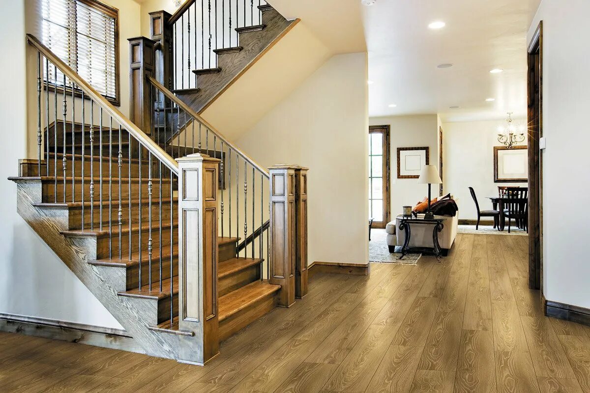 Красивый второй этаж. Лестница деревянная двухмаршевая. Лестница в частном доме. Современная лестница в доме. Лестница в доме на второй этаж.