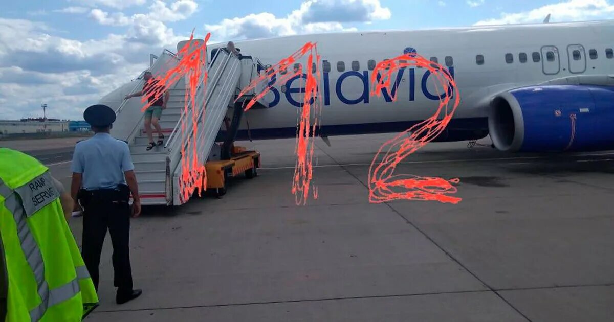 В минском аэропорту самолет. Самолёт Belavia 737. Домодедово Белавиа самолет. Белавиа Москва Минск самолеты. Боинг Белавиа.