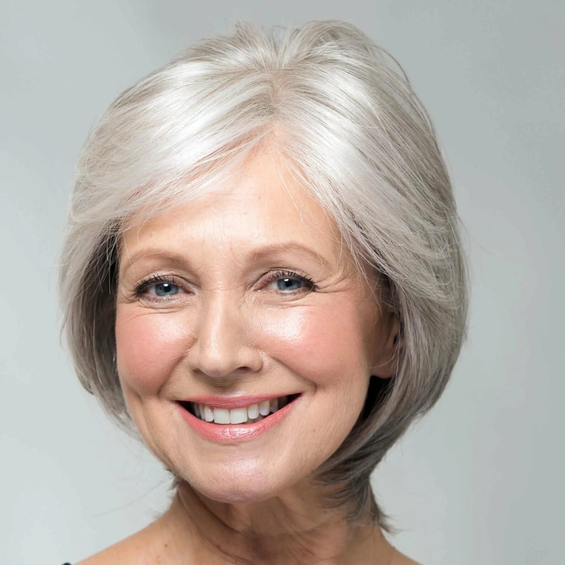 Зрелые женщины за 60 лет. Модель 60+ Барбара. Дафна Хикс Grey hair. Женские стрижки для пожилых. Стрижки для женщин 50+.