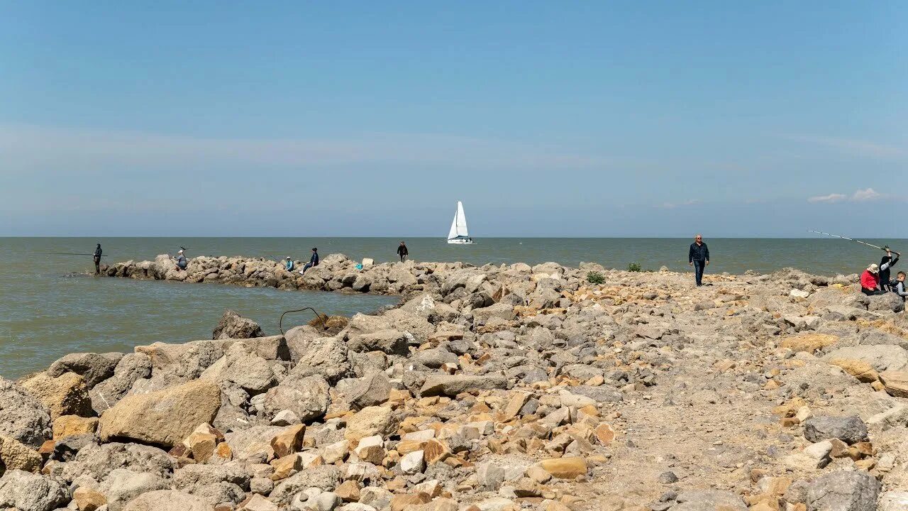 Коса купаться. Азовское море Ейская коса. Ейская усадьба коса долгая. Пляж Ейский Лиман Азовское море. Пляж Ейская коса.