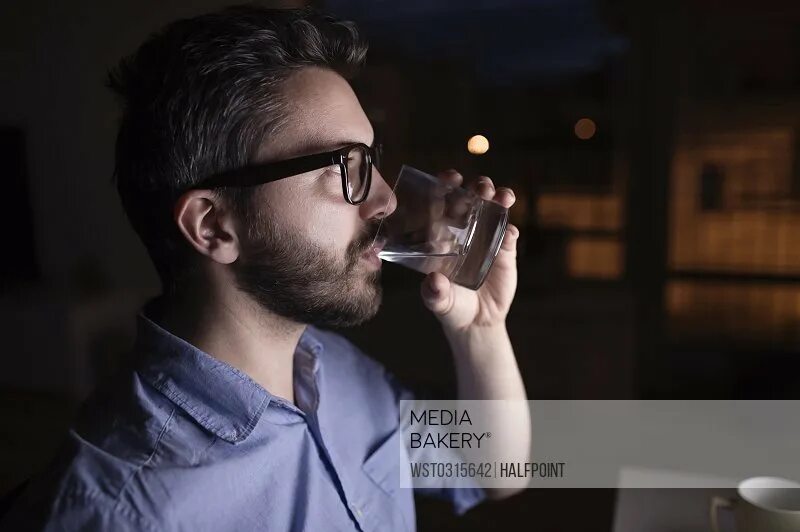 Человек пьет ночью. Почему нельзя пить воду на ночь. Стакан молока. Польза кефира на вечер. Пить воду перед сном.