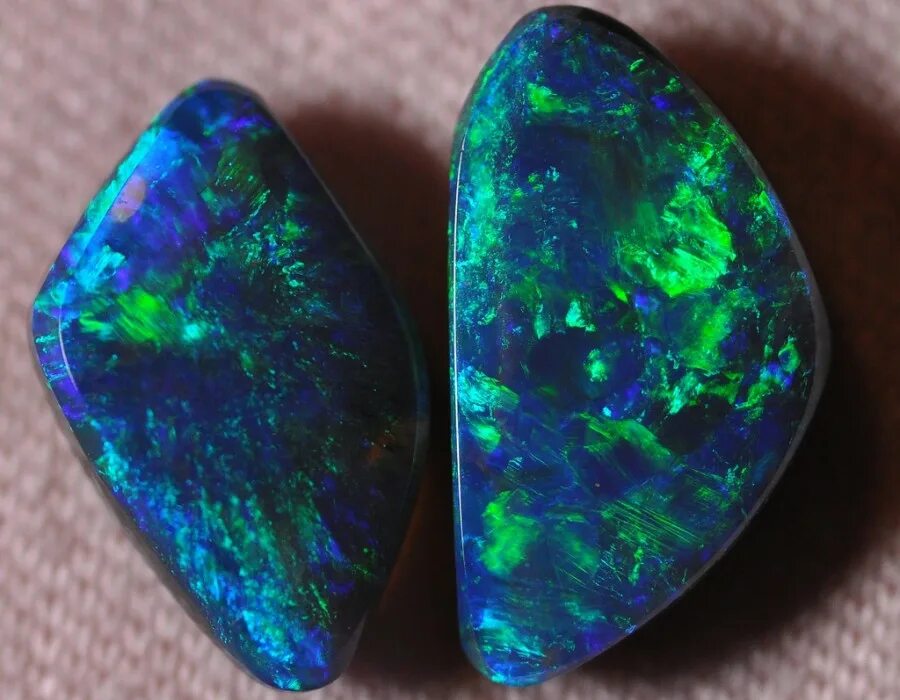 опал афганский. зелёный алмаз камень. александрит камень хамелеон. эмеральд грин зеленый изумруд. чёрный опал властительница гленгарри.