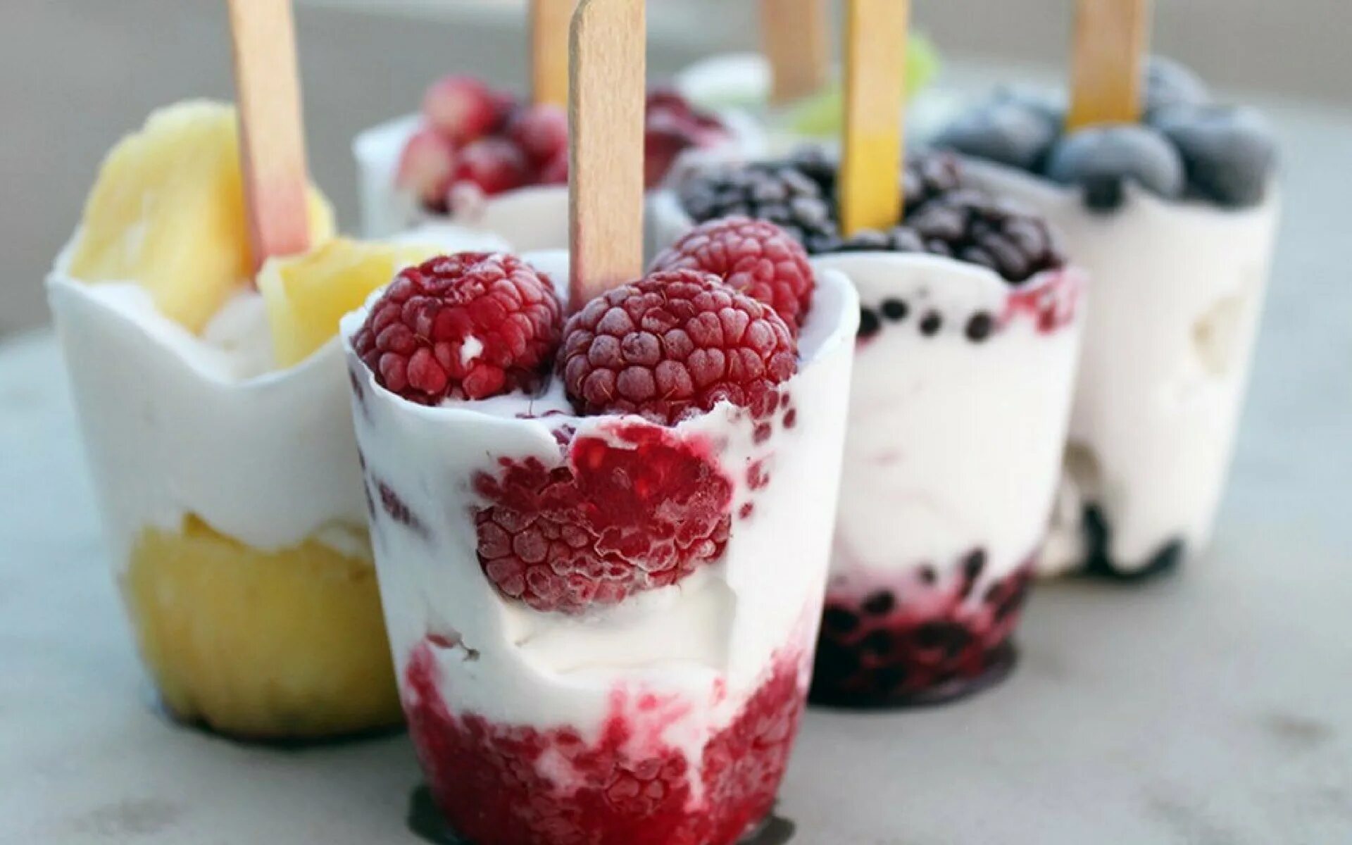 Что можно сделать из йогурта. Мороженое с фруктами. Мороженое с ягодами. Фрукты с мороженым. Десерт с мороженым и фруктами.