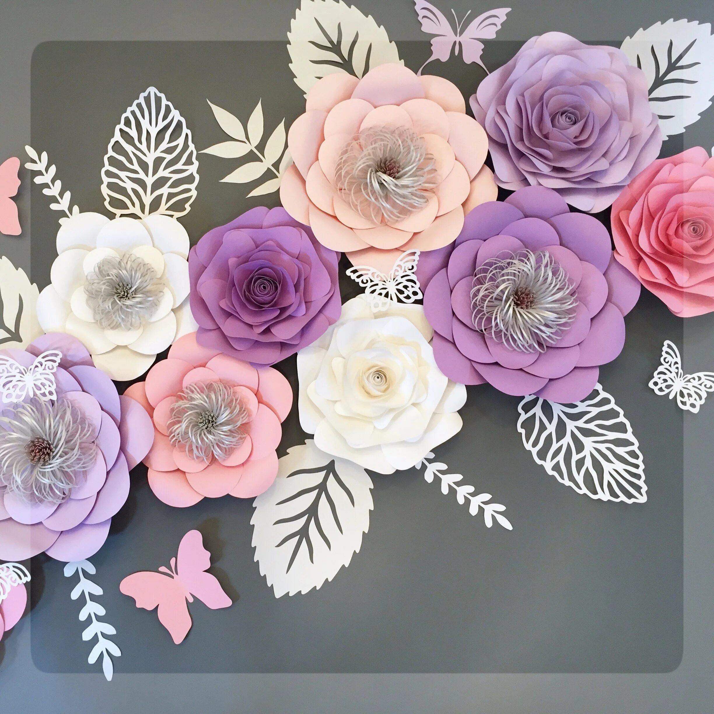 Объемные цветы для украшения зала. Композиция из бумажных цветов. Бумажные цветы на стену. Объемные цветы для украшения. Украшение объемными цветами из бумаги.