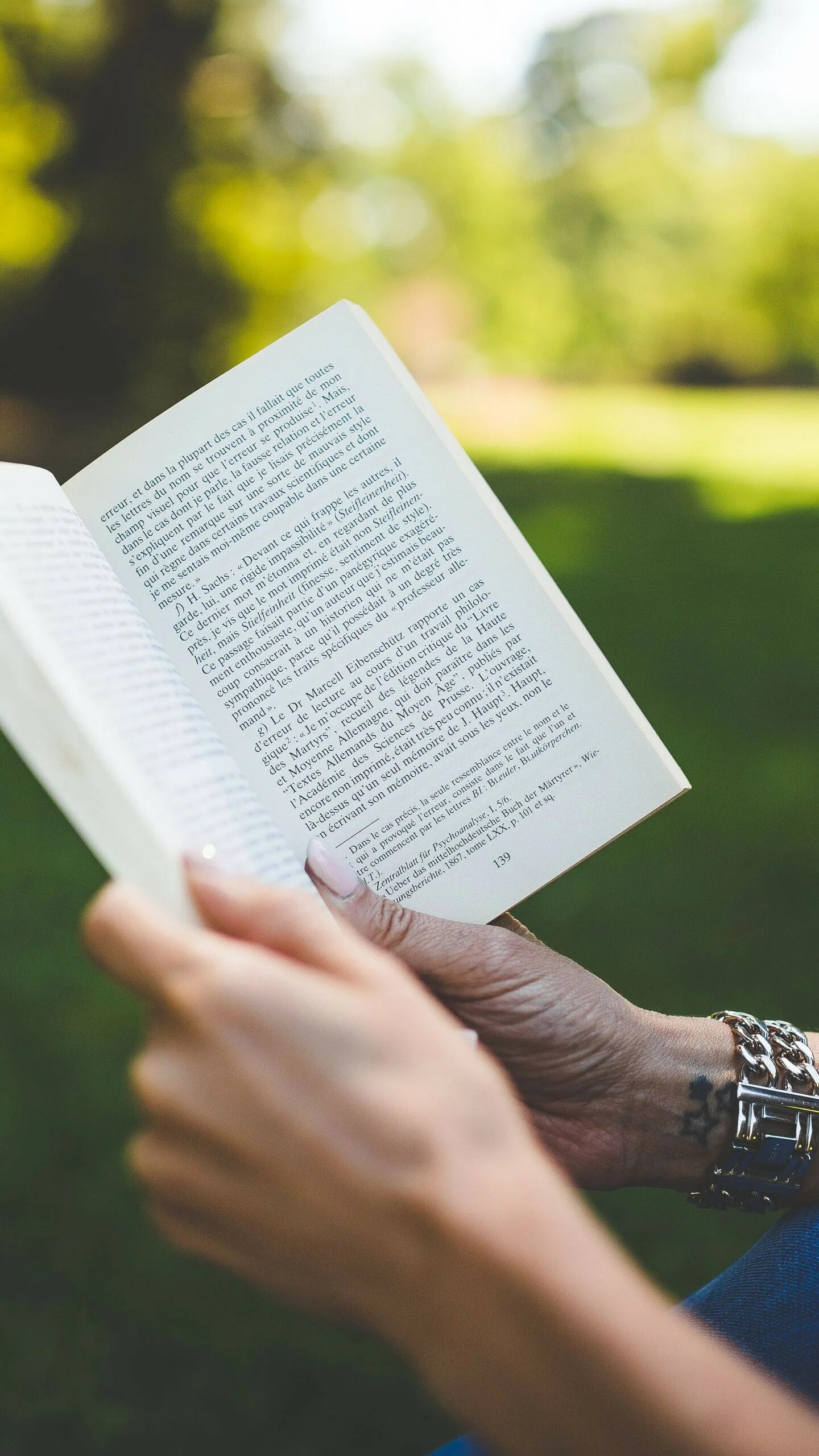 Прочитать рука дающего. Книга в руках. книжка в руках. человек с книгой в руках. книга в руках картинки.