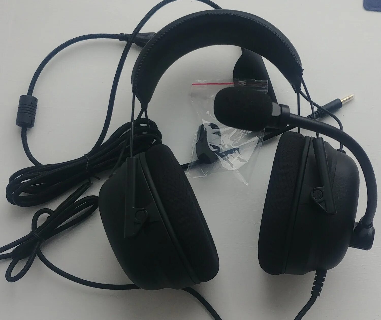 Наушники макро. Sony mdr-ds. Наушники для девушек. Наушники жужжат. Парень в наушниках.