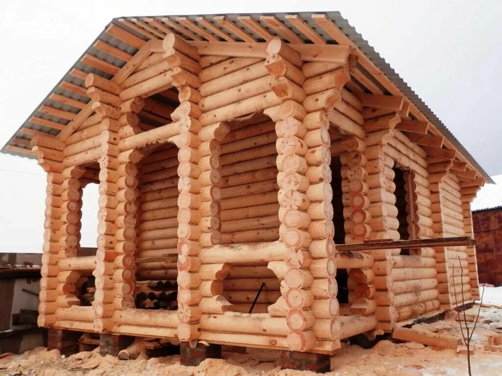 Двухэтажный дом из сруба с верандой. Дом из бревна светлого цвета. Канадская рубка баня 6х6. Бревно ручной рубки. Красивые дома из окоренного бревна.