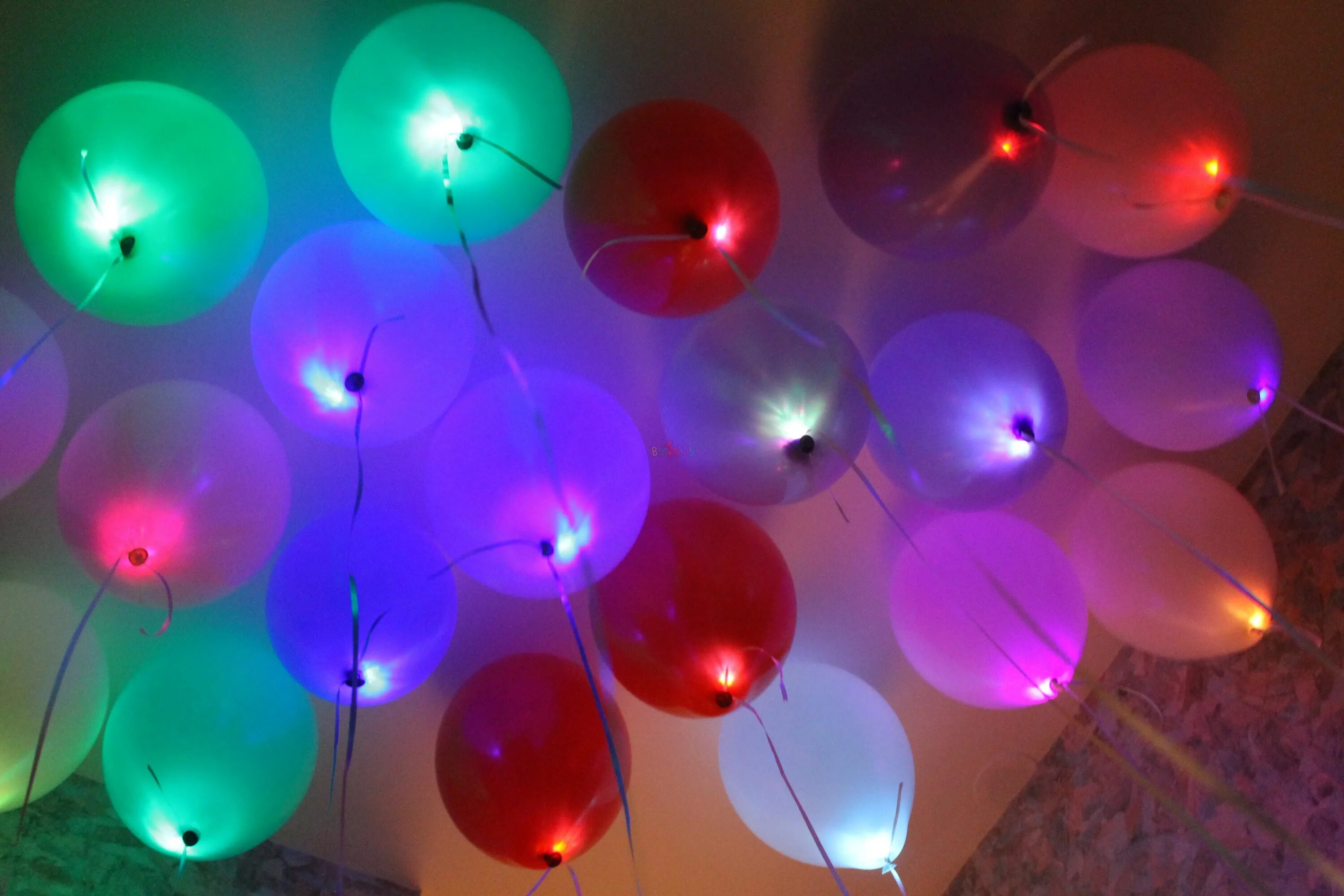 Светящихся воздушных шаров. Светящиеся шары. Шары со светодиодами. Светящийся шар. Светящиеся воздушные шарики.