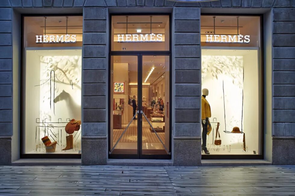 Гермес товар. Магазин Хермес. Hermes магазин в Милане. Витрина Эрмес.