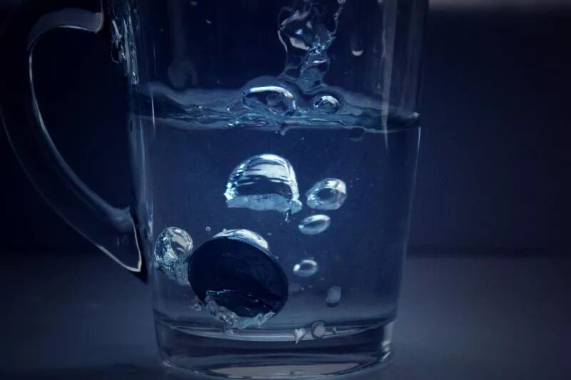 Стакан воды. Вода в чашке. Предмет в воде. Камень тонет в воде. Камень упавший в воду