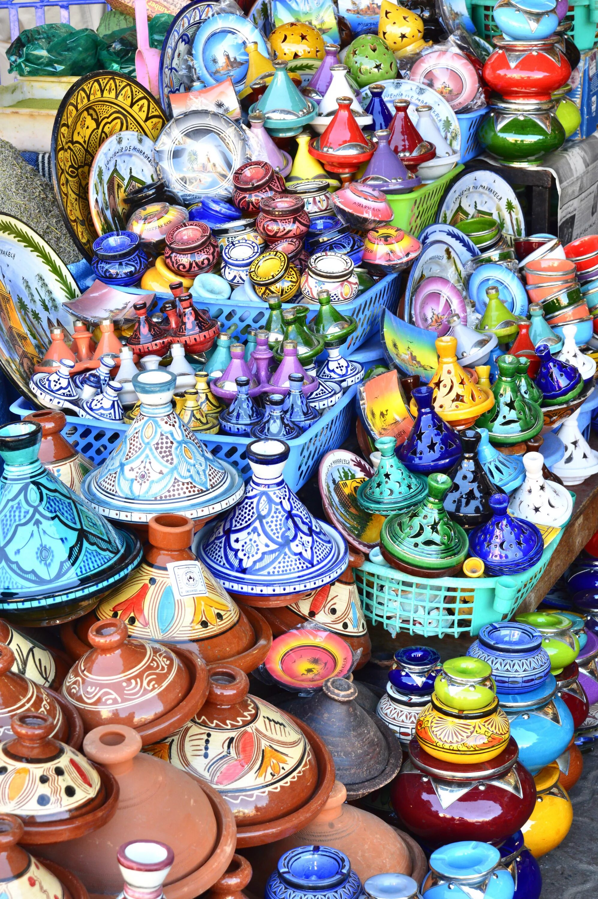 Промысел рынок. Тажин керамический марокканский. Тажины Марокко. Керамика Марокко. Марокко сувениры.
