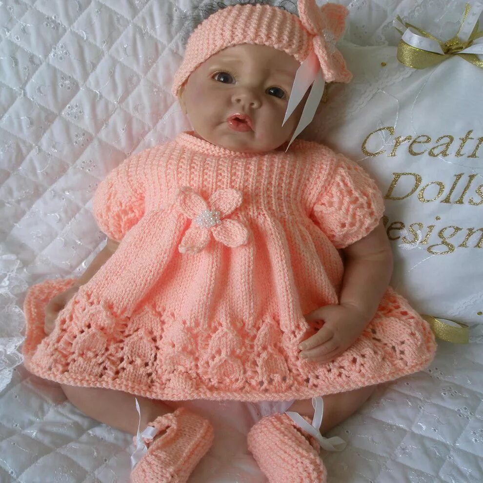 Вязаное платье для малышки. Вязаные платья для младенцев. Вязаное платье для новорожденной. Вязаные платья для малышек. Платье спицами 6 месяцев