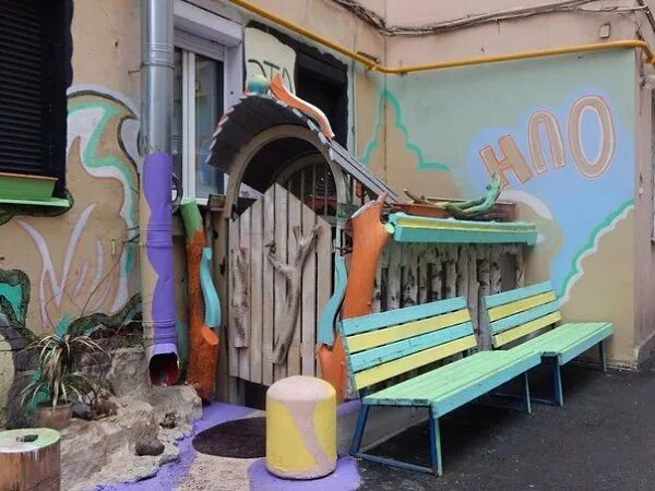 Дворик барда нельсона. Улица полозова санкт-петербург двор нельсона. двор нельсона в спб нельсон. двор нельсона на петроградке. дворик нельсона художник.