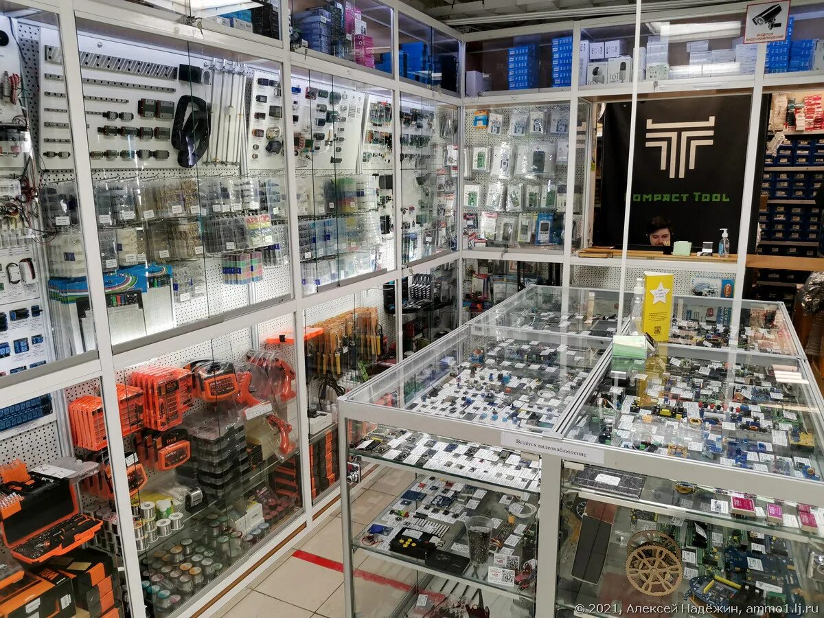 Сегодня работает радиорынок. Радиорынок юнона девяностые. Митинский радиорынок. Митинский радиорынок магазины. Царицыно рынок электроники.