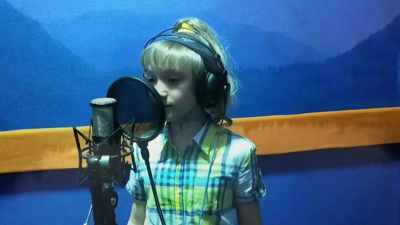 Гляжу в озера синие исполнение. Гляжу в озера синие поет девочка. она поет. девочка поет о россии.