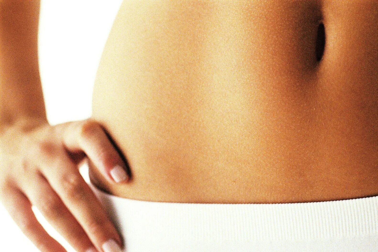 фото тела девушек заклеены лентой. беременная с большим животом арт. беременная девушка рисунок. черная линия на животе беременной. здоровое пищеварение.