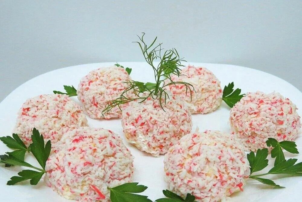 Крабовые палочки с нежным сыром. Закуска Рафаэлло с крабовыми палочками. Рафаэлло из крабовых. Рафаэлло сырные шарики с крабовыми палочками. Рафаэлло из крабовых палочек.