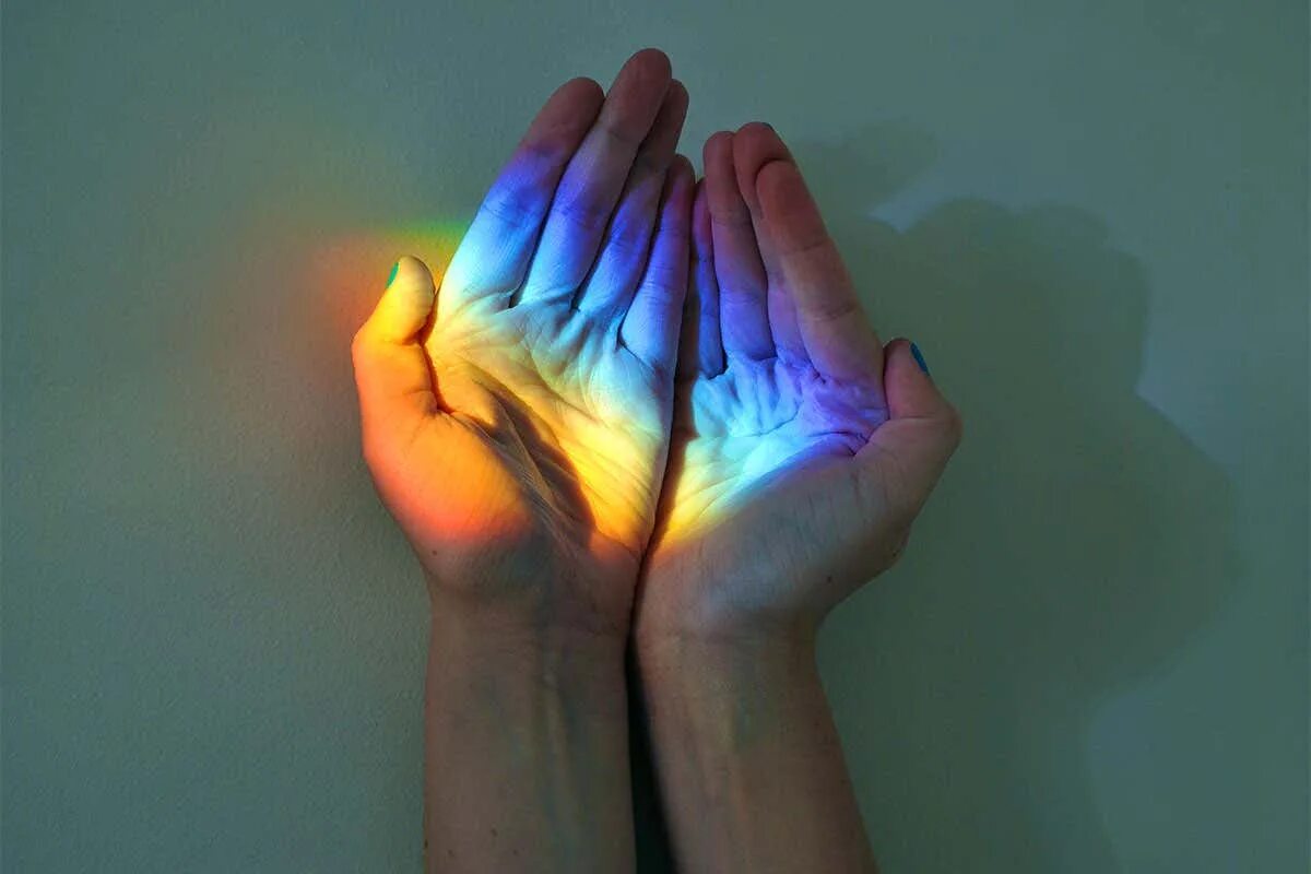 Радуга в руках. Радуга в руках. Эстетика рейнбоу. Радужная рука. Радуга в ладошках.