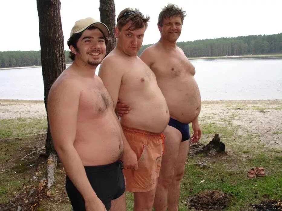 Толстый российский. Толстые русские мужчины. Мужчины с пивным животом на пляже.