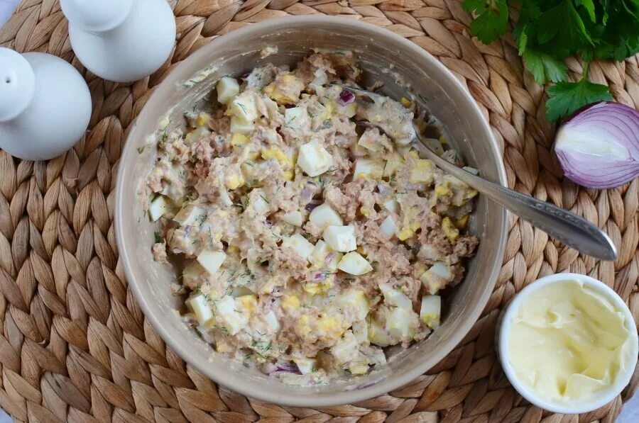Салат с тунцом консервированным и яйцом и огурцом. Салат с тунцом. Салат с тунцом яйцом и луком. Салат с тунцом и майонезом. Салат с тунцом яйцом и луком.