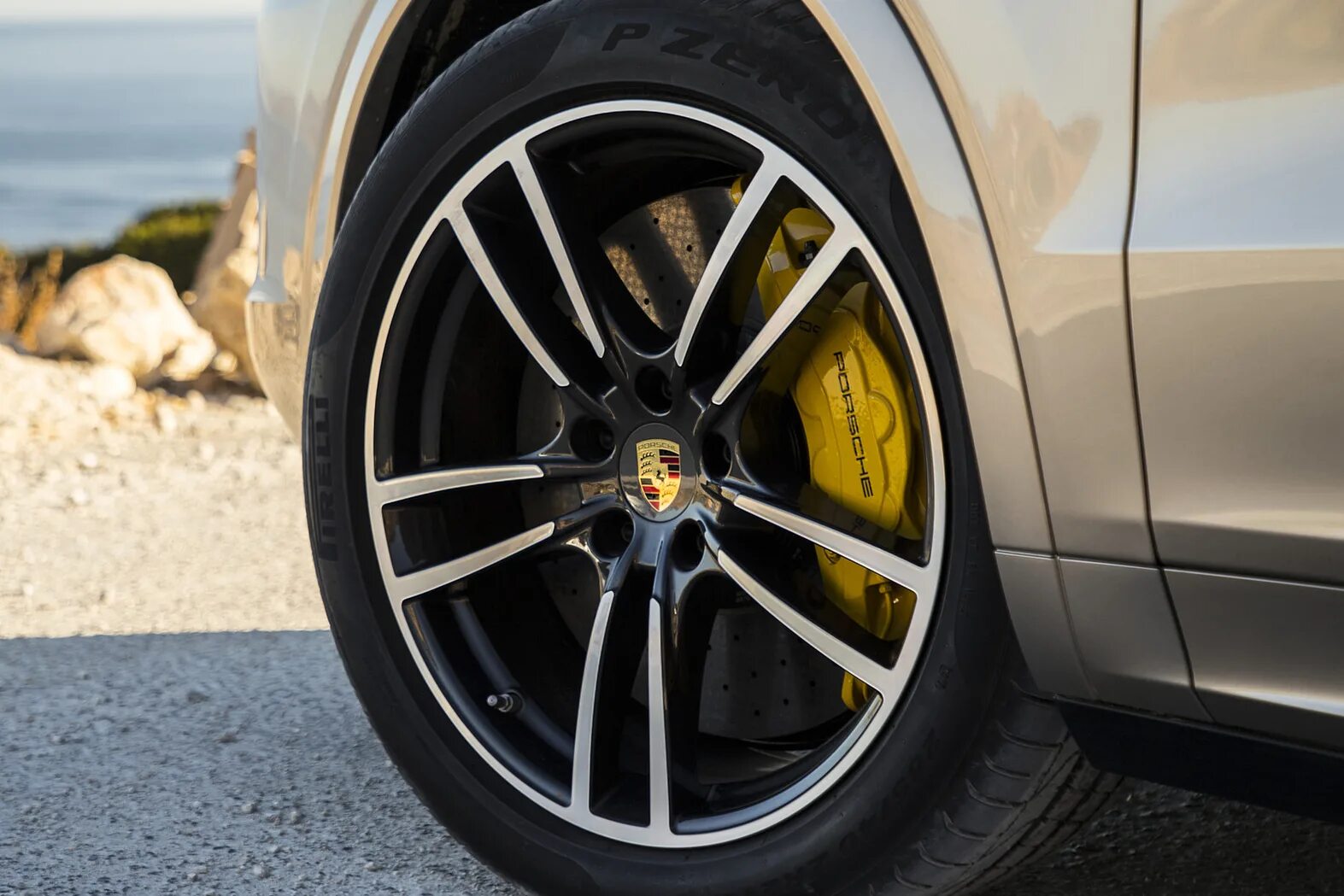 Диски порше. Porsche cayenne желтые суппорта. porsche cayenne r21. желтые суппорта на порше каен. порше кайен на 19 дисках.