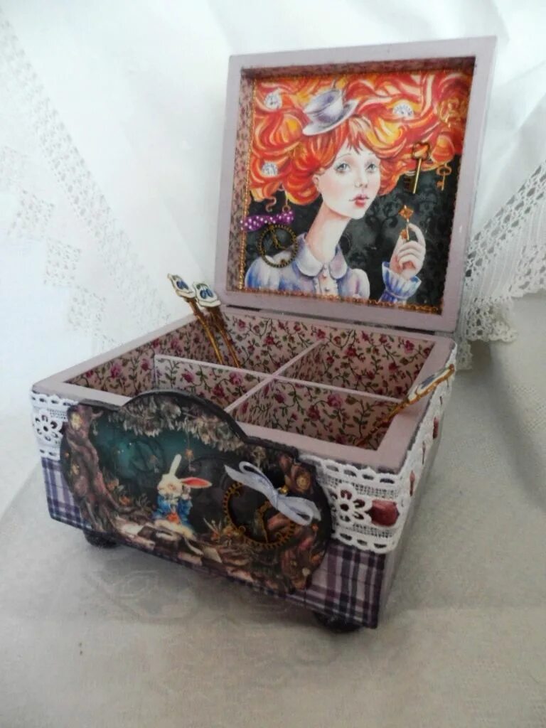 Чудеса в шкатулке. Декупаж алиса. Декупаж шкатулка алиса. Чудеса в шкатулке. Шкатулка алиса в стране чудес.