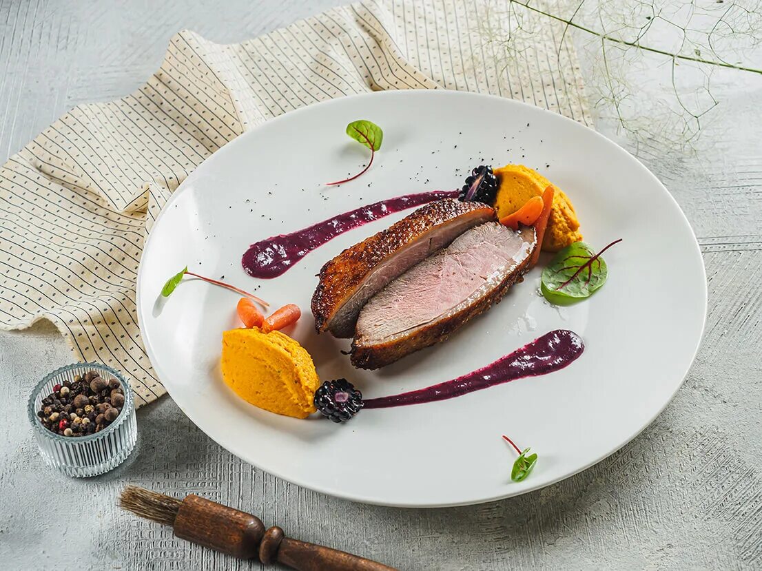 Утиная грудка с кумкватом. Утиная грудка магре. Сочная утиная грудка рецепты. Утиная грудка с ягодным соусом. Утиная грудка янино.