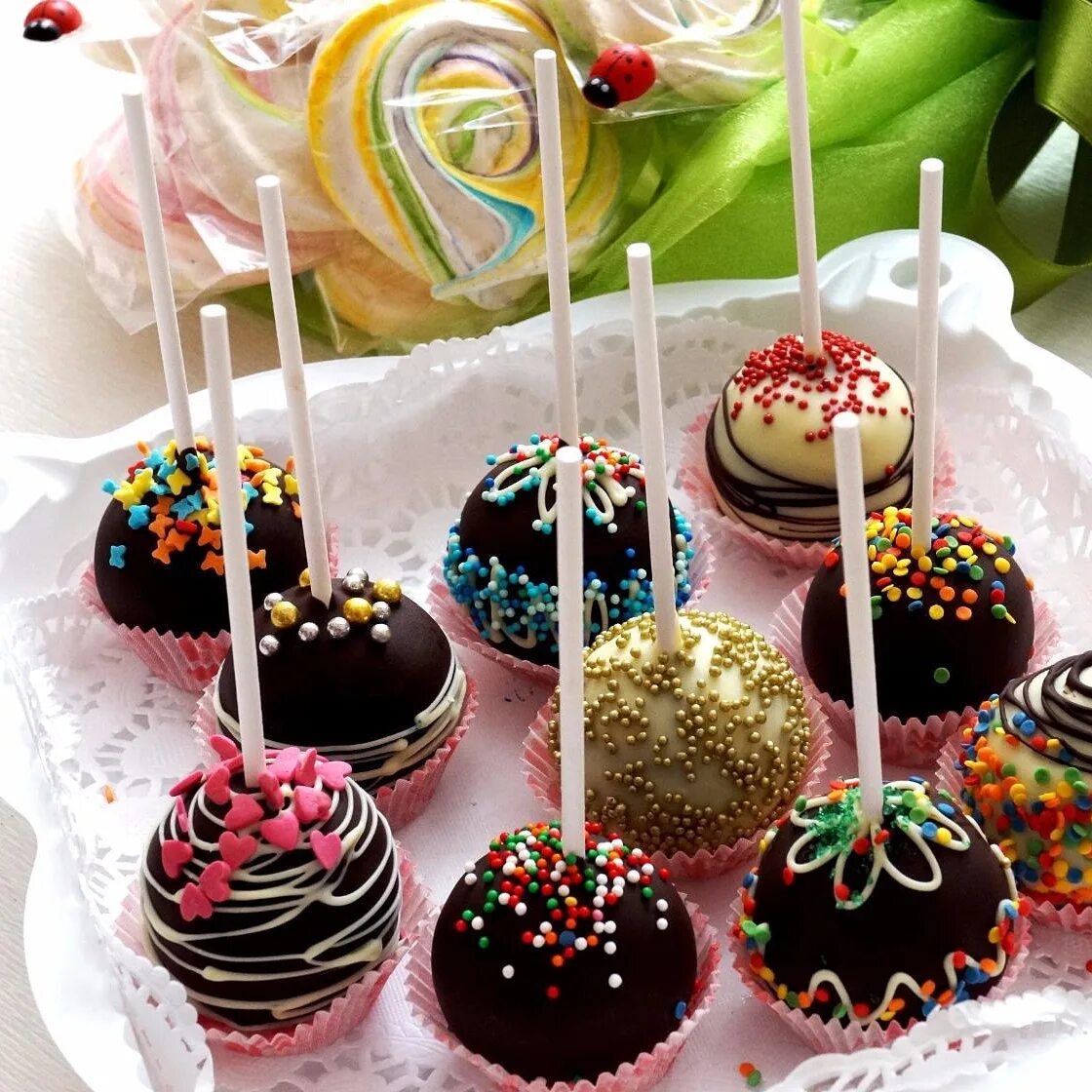 Пирожное кейк-попсы. Пирожное кейк попс. Пирожные кейк попсы. Поп кейкс на палочке. Пирожное кейк-попсы.