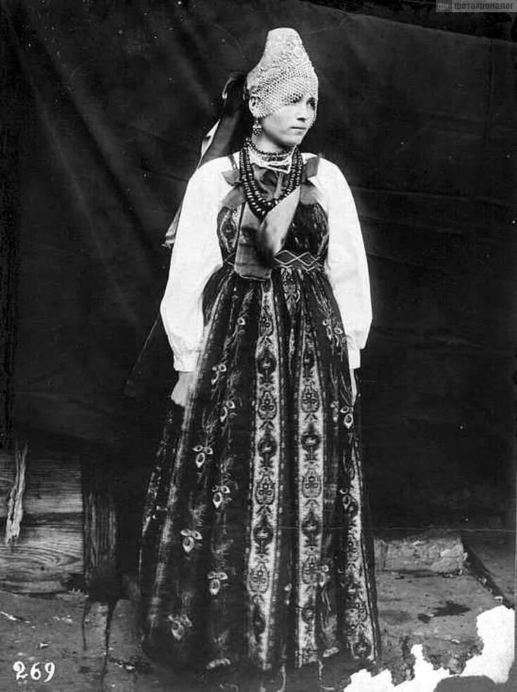 Национальный костюм тульской губернии. Шабельская 20 век. Костюм крестьянки курской губернии 19 века. Народный костюм костромской губерни. Костюм крестьянки 19 века тамбовской губернии.