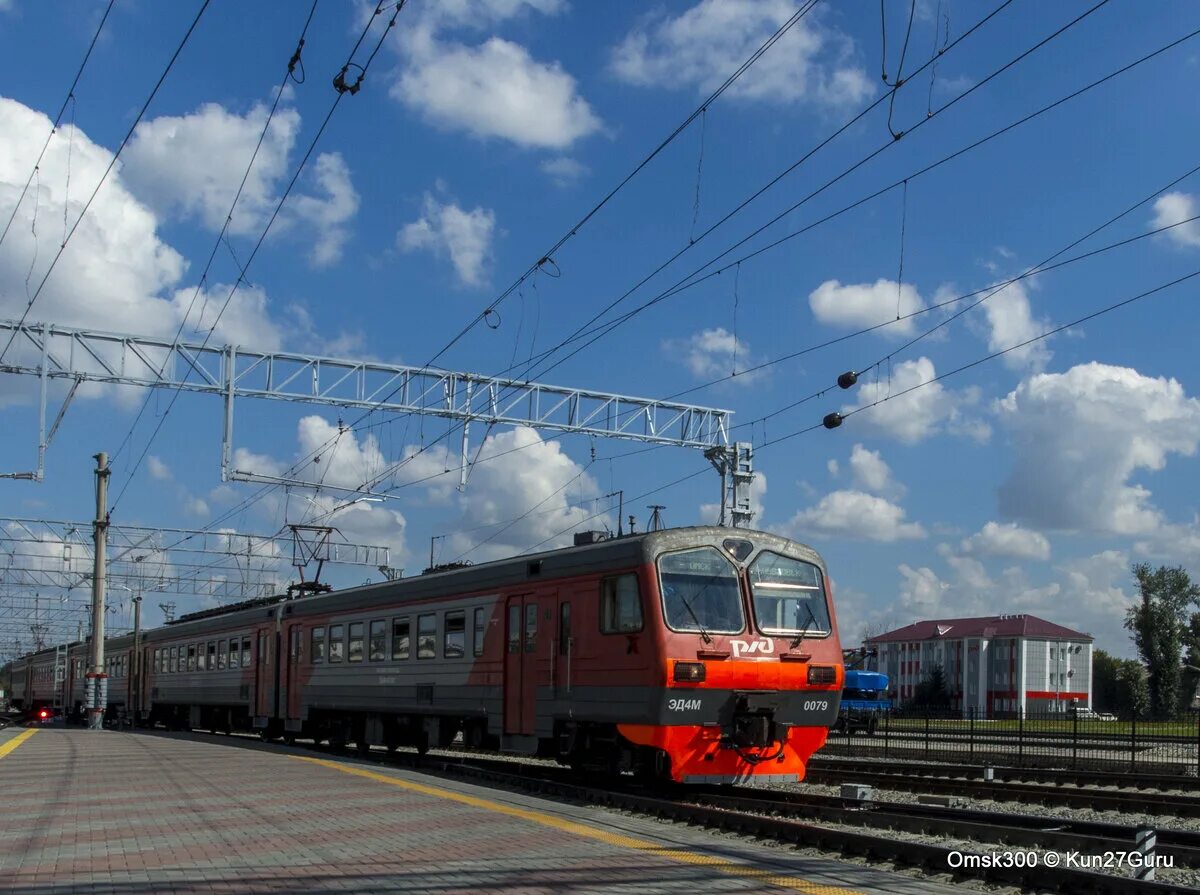 Движение поездов омск. Омск вокзал перрон. Комбинатская станция ЖД. Станция Чемской Новосибирск. Станция Комбинатская Омск.